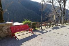 panchina rossa a San Godenzo - giardini pubblici