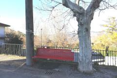 panchina rossa a Castagno d'Andrea - fronte Campana dei Caduti